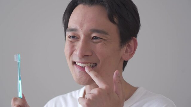 歯並びをきにする男性