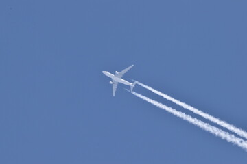 青い空と旅客機