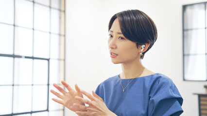 カメラに向かって話す女性　ビデオ通話　ユーチューバー