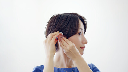補聴器を装着する女性