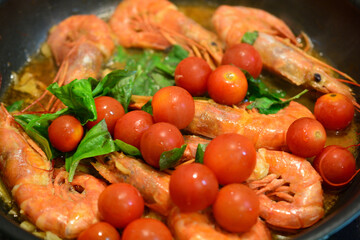 アルゼンチン海老とトマトとバジルの料理