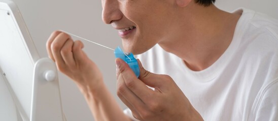 フロスをする男性
