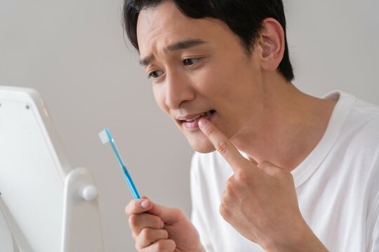 歯を気にする男性