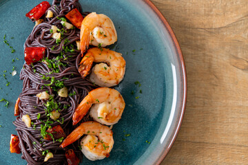Fototapeta na wymiar stir-fried black spaghetti with garlic and shrimps