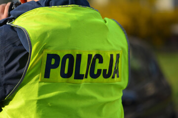 Znak policja na radiowozie polskiej policji - sygnalizator świetlny na dachu.  - obrazy, fototapety, plakaty