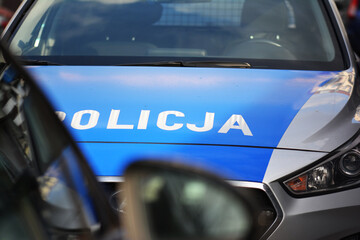 Znak policja na radiowozie polskiej policji - sygnalizator świetlny na dachu.  - obrazy, fototapety, plakaty