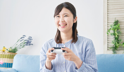 女性　テレビゲーム　楽しむ　リビング