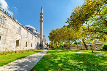 Obraz premium Scenic gardens of the Suleymaniye Mosque in Istanbul, Turkey
