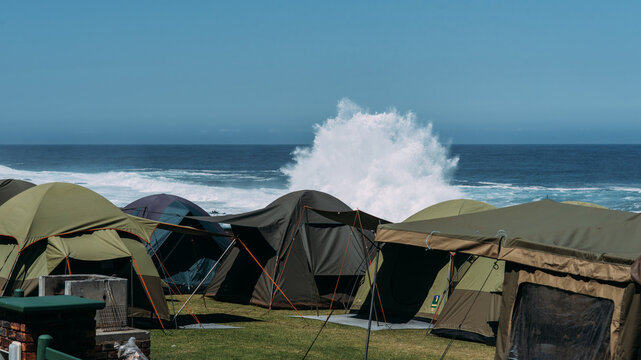 Campingplatz in Storms River im Tsitsikamma National Park an der Garden Route in Südafrika mit hohen Wellen