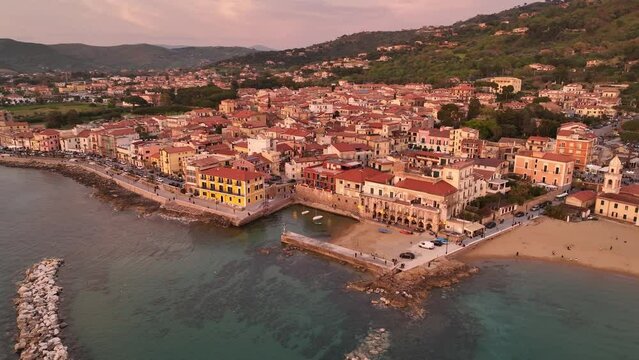 Tramonto rosso fuoco sul borgo marinaro del Cilento, Campania, Napoli, Italia.
Vista aerea della costa turistica del sud Italia, in una giornata estiva. Santa Maria di Castellabate.