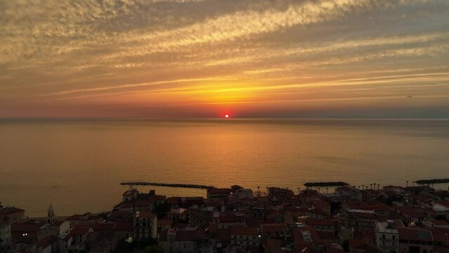 Tramonto rosso fuoco sul borgo marinaro del Cilento, Campania, Napoli, Italia.
Vista aerea della costa turistica del sud Italia, in una giornata estiva. Santa Maria di Castellabate.