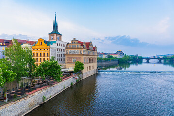 Fototapeta na wymiar チェコ　ヴルタヴァ川とプラハの町並み　朝景