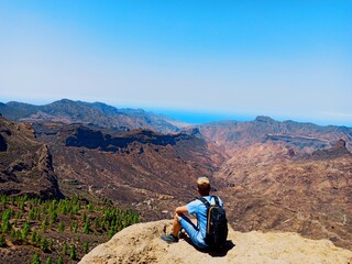 Hombre observando el Horizonte en Gran Canaria