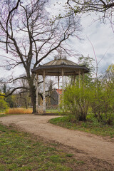 Obraz premium Historischer gusseiserner Pavillon im Palmengarten Leipzig am Teichufer, Sachsen, Deutschland