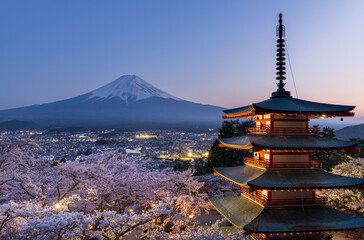 Fototapeta na wymiar 春の新倉山浅間公園の忠霊塔に咲く満開の桜と富士山の夕景
