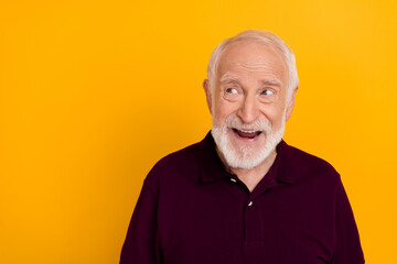 Obraz premium Photo of senior excited man look empty space wonder curious think isolated over yellow color background