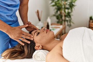 Obraz na płótnie Canvas Woman reciving head massage at beauty center.