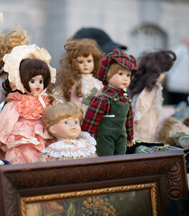 Détail d'étals de brocante - poupées vintage