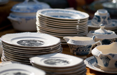 Détail d'étals de brocante - vaisselle et assiettes