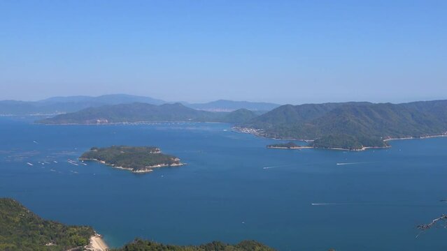 宮島の弥山頂上から見える瀬戸内海に浮かぶ島々と広島市と廿日市市の風景  パンショット  4K  2022年4月17日