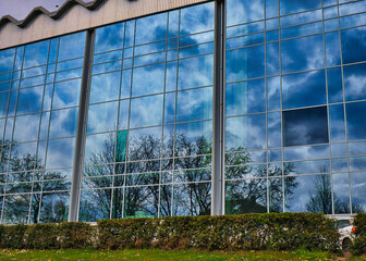 Wolken Spiegelung in Glasfassade, Schwimmhalle der Universität, Leipzig in Sachsen