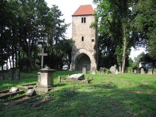 Fototapeta na wymiar Turm auf dem Friedhof von Lemgo
