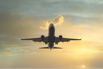Fotografia di un aereo di linea in atterraggio al tramonto
