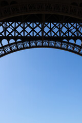jolie vue sur une partie de la tour Eiffel à Paris en France. Détail de l'architecture de la tour avec un beau ciel bleu en arrière plan et un emplacement libre pour le texte