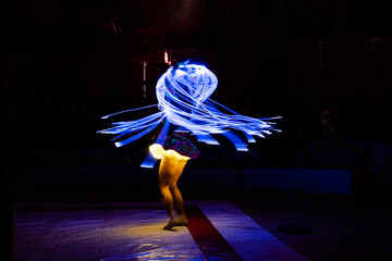Im Rampenlicht - Tänzerin  im magischem Licht mit illuminierten Bändern