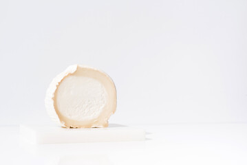 Queso cremoso de cabra sobre soporte blanco y fondo claro
