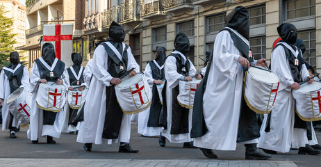 Semana santa Valladolid, cofrades con tambores de la hermandad de nuestro señor Jesús resucitado...