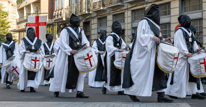 Semana santa Valladolid, cofrades con tambores de la hermandad de nuestro se&ntilde;or Jes&uacute;s resucitado durante la procesi&oacute;n de viernes santo
