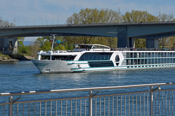Obraz premium flusskreuzfahrtschiff auf dem rhein