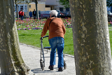 frau mit rollator unterwegs