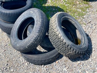 tires in the park
tires 
black tires 
road 
黒タイヤ
タイヤ
道