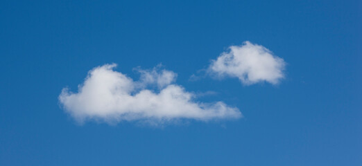 Fototapeta premium Weiße Wolken vor blauem Himmel