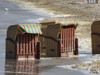 Strandkörbe bei Flut