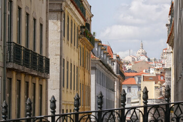 Fototapeta na wymiar Blick in die Altstadt von Lissabon im Chiado-Quartier