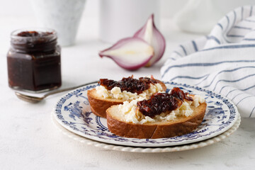 Toast with cheese and onion marmalade