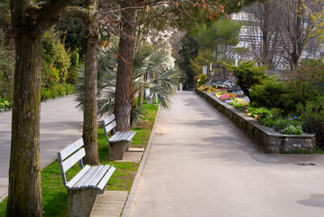 Obraz premium Park at lakeshore with riviera at City of Montreux with empty benches on a cloudy spring day. Photo taken April 4th, 2022, Montreux, Switzerland.