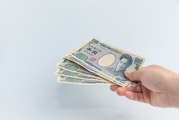 千円札を渡す人　右手