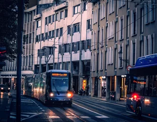 Tableaux ronds sur aluminium brossé Bus rouge de Londres tram in Padova, Italy