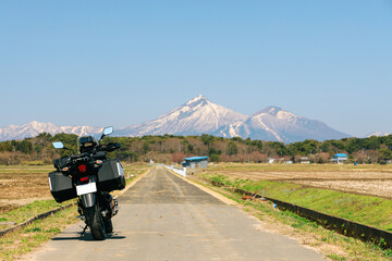 残雪の磐梯山とオートバイ