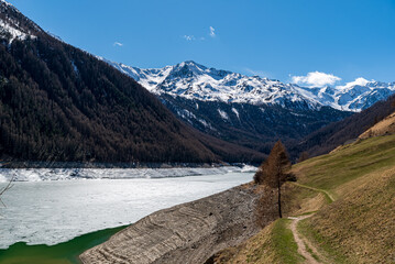 A path to the alps on Vernaggt-Stausee