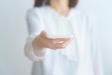 スマートフォンを手にする女性