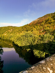 La rivière Lot depuis le pont de Coursavy en Aveyron, Occitanie, France
