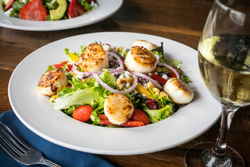 House Salad with Grilled Scallops and White Wine