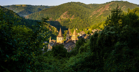 Fototapeta na wymiar Conques, Le Bancarel, la chapelle Sainte-Foy, la chapelle Saint-Roch, Aveyron, Occitanie, France