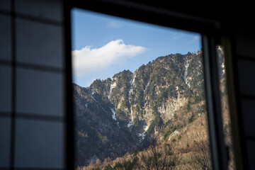 窓から見た美しい山の景色