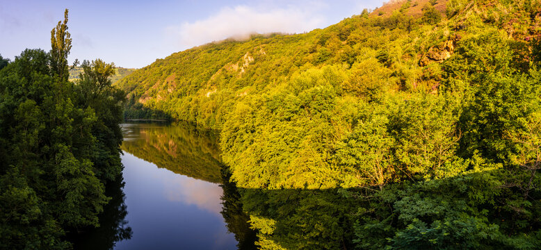 La rivi&egrave;re Lot en Aveyron, Occitanie, France
